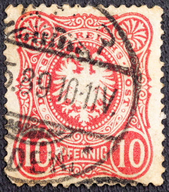 германия - около 1875-77 гг. на старой марке, напечатанной в германии около 1875-1877 годов, изображен импе�рский орел. - deutsches reich стоковые фото и изображения