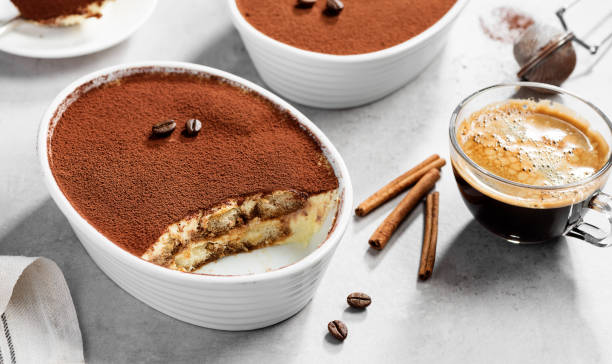 イタリアンデザートティラミス - tiramisu dessert italian culture mascarpone cheese ストックフォトと画像