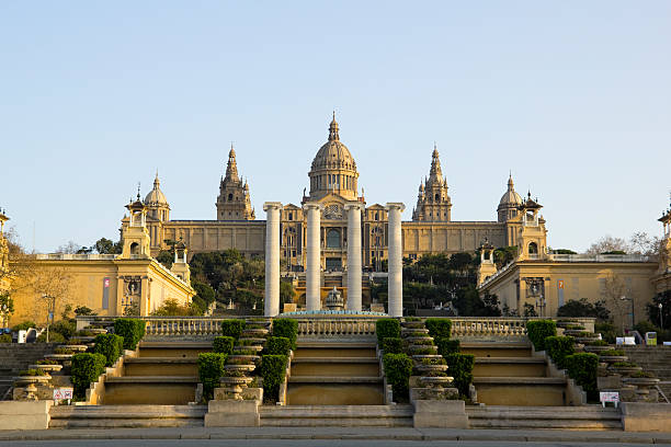 palacio nacional de barcelona - fuentes montjuic fotografías e imágenes de stock