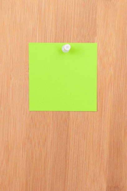 zielona karteczka przypięta do drewnianej tablicy ogłoszeń - to do list checklist list adhesive note zdjęcia i obrazy z banku zdjęć