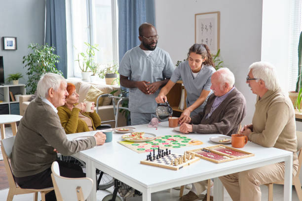 pielęgniarka opiekująca się starszymi osobami w domu opieki - senior adult grandfather 70s discussion zdjęcia i obrazy z banku zdjęć