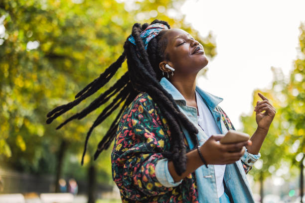 jovem mulher dançando e lançando cabelo ao ar livre - legal proceeding - fotografias e filmes do acervo