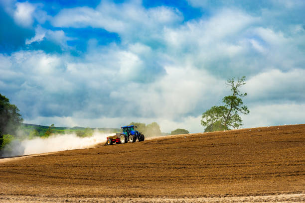 トラクターはヨークシャーの農場で畑を耕す - tractor farm uk agriculture ストックフォトと画像