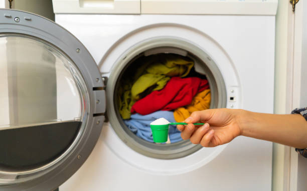 istock Female hand holds a cap with washing powder. 1351831182