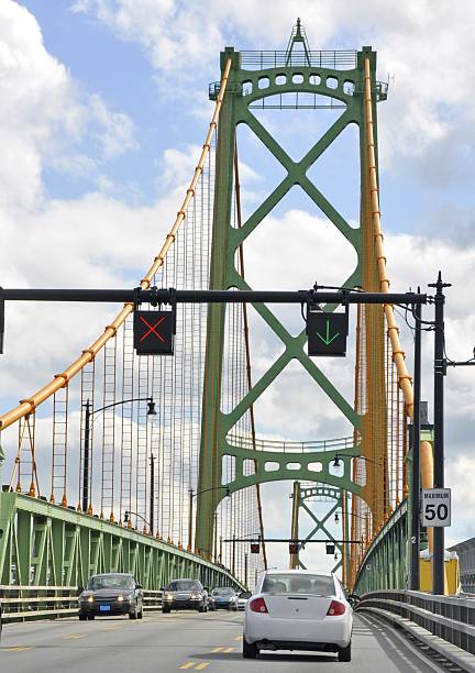 pont macdonald - halifax nova scotia vertical traffic photos et images de collection