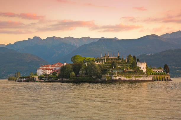 la famosa antigua isola bella en el lago maggiore, una de las pequeñas islas italianas más famosas (italia) - islas borromeas fotografías e imágenes de stock