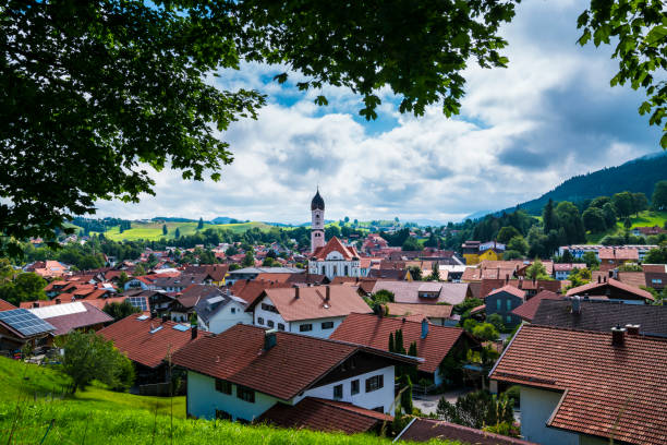 germania, case di città di nesselwang vista sopra tetti e campanile della chiesa nella regione turistica dell'algovia in estate con il sole - allgau bavaria germany nature foto e immagini stock