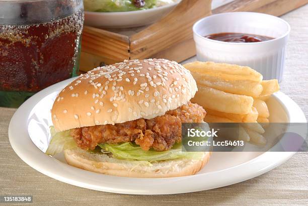 Hamburguesa De Pollo Foto de stock y más banco de imágenes de Alimento - Alimento, Alimentos cocinados, Bocadillo