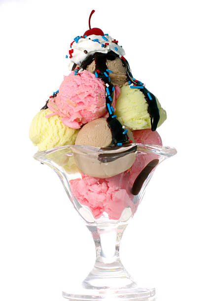 мороженое с сиропом - frozen sweet food фотографии стоковые фото и изображения