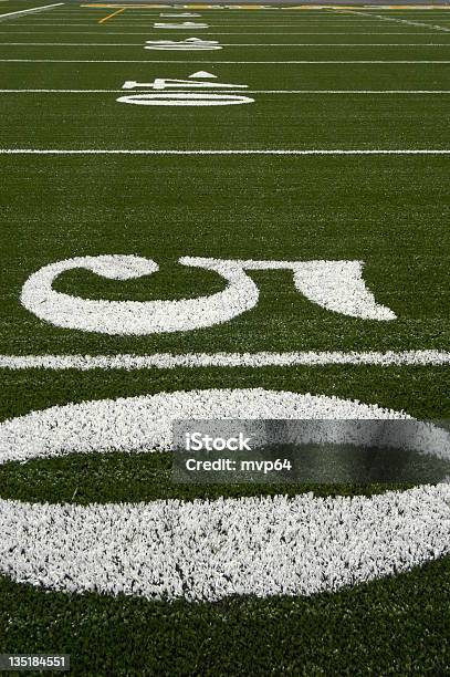 Fifty Foto de stock y más banco de imágenes de Aire libre - Aire libre, Campo - Lugar deportivo, Campo de fútbol americano