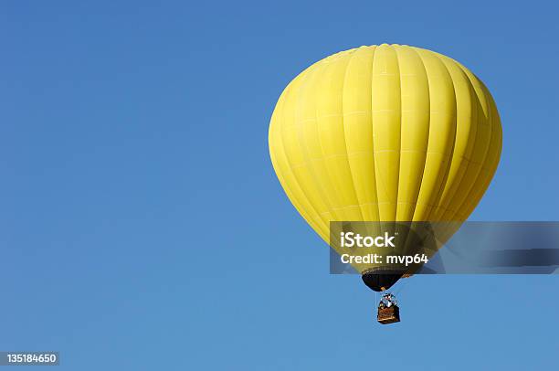Balão Amarelo - Fotografias de stock e mais imagens de Balão de ar quente - Balão de ar quente, Amarelo, Dia