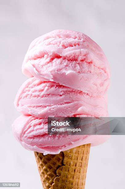 トリプルコーン - アイスクリームコーンのストックフォトや画像を多数ご用意 - アイスクリームコーン, アイスクリーム, イチゴ