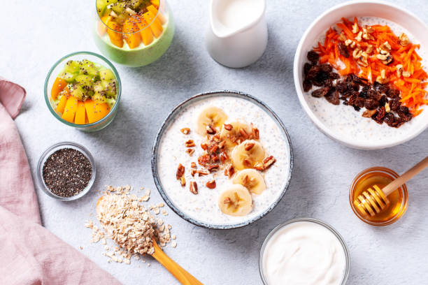 nocny owies z owocami i orzechami na blacie stołu - oatmeal raisin porridge nut zdjęcia i obrazy z banku zdjęć