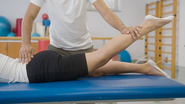 exercices pour des extenseurs forts du dos - physical therapy back table patient photos et images de collection