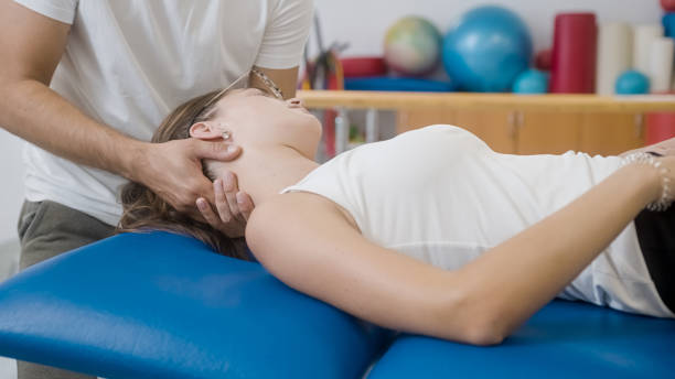 physiotherapy for the neck pain - menselijke nek stockfoto's en -beelden