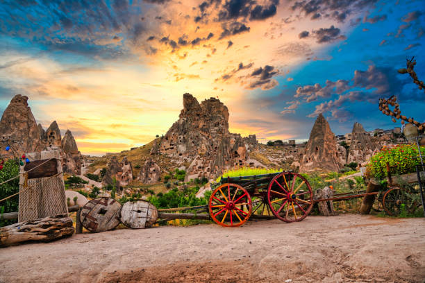 la ville d’uchisar au lever du soleil cappadocia.in turquie - goreme photos et images de collection