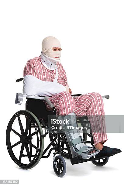 Photo libre de droit de Blessé Homme En Fauteuil Roulant banque d'images et plus d'images libres de droit de Bandage - Bandage, Chaise roulante, Fond blanc