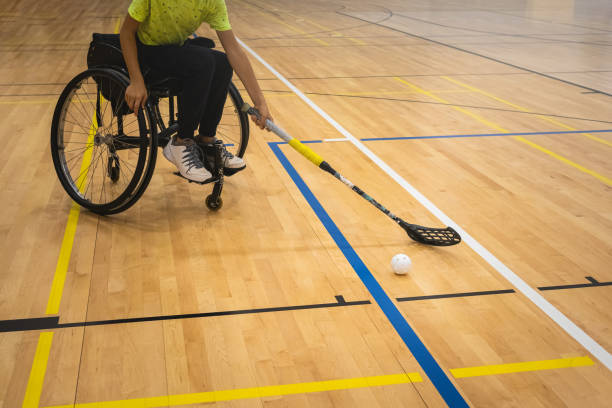 jugar al hockey en silla de ruedas - physical impairment athlete sports race wheelchair fotografías e imágenes de stock