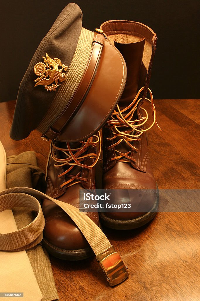 Uniforme Militar da II Guerra Mundial. Chapéu, botas. Antigo, vintage. - Foto de stock de 4 de Julho royalty-free