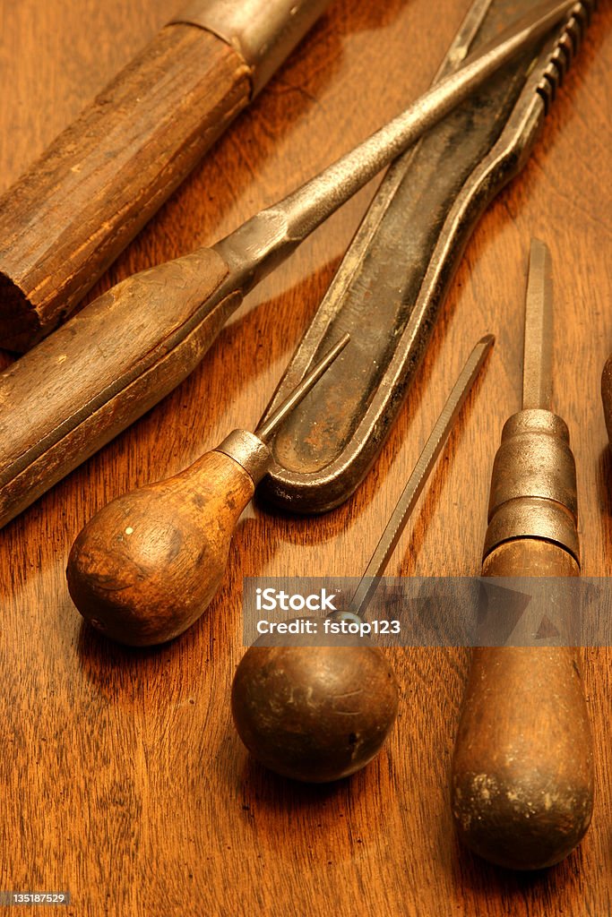 Trattati in legno strumenti awl chiave pinze cacciavite file Lima. Carpentiere. - Foto stock royalty-free di Affilato