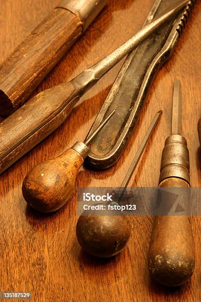 Trattati In Legno Strumenti Awl Chiave Pinze Cacciavite File Lima Carpentiere - Fotografie stock e altre immagini di Affilato