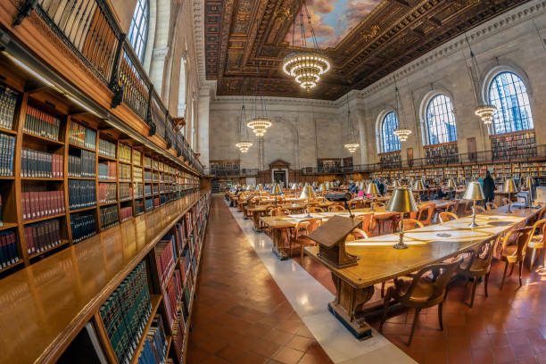 interior da biblioteca pública, manhattan, nova iorque, eua - new york city new york public library indoors bookshelf - fotografias e filmes do acervo