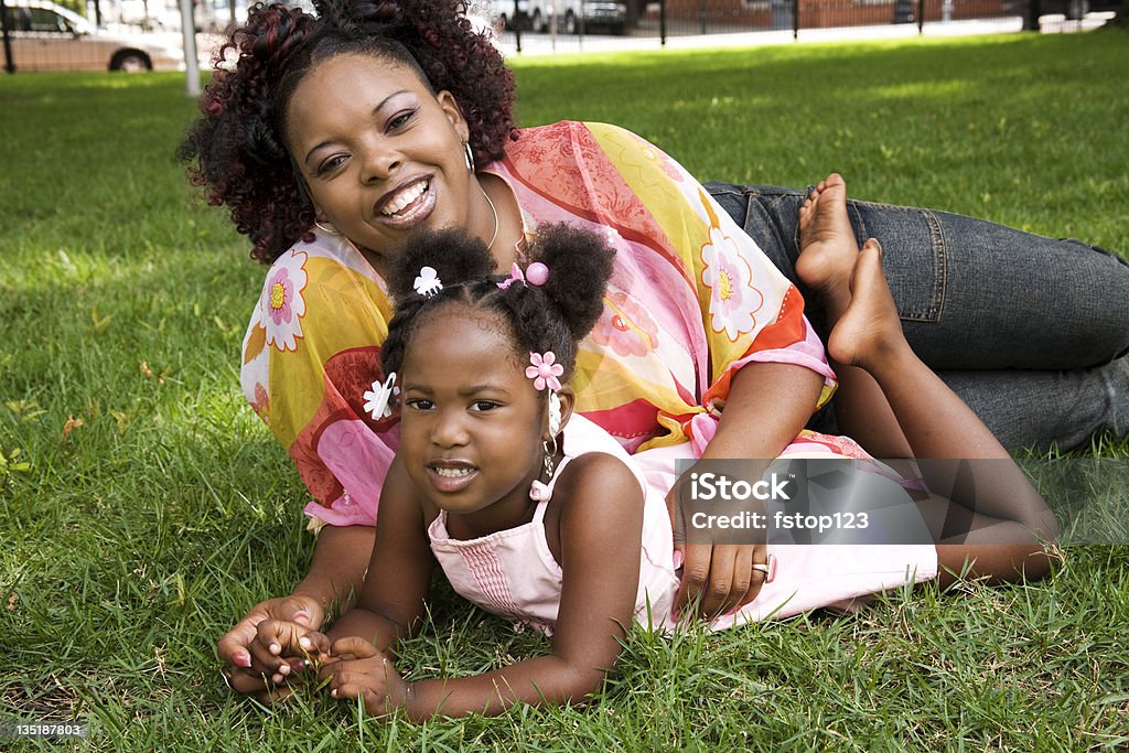 Afrikanischer Herkunft kleines Mädchen mit Mutter Natur. Park. Lachen. - Lizenzfrei 2-3 Jahre Stock-Foto