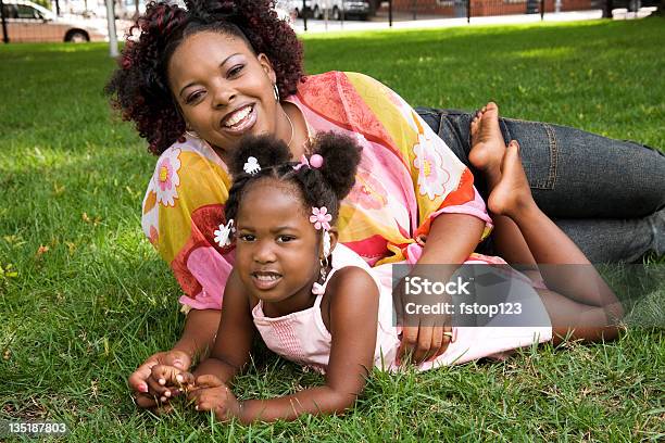 Afrikanischer Herkunft Kleines Mädchen Mit Mutter Natur Park Lachen Stockfoto und mehr Bilder von 2-3 Jahre