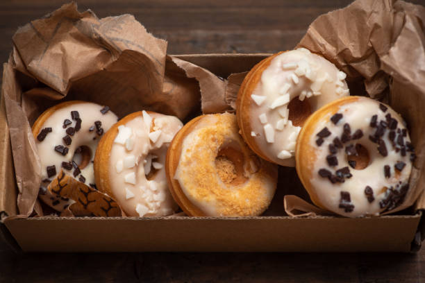 mini donut blanco esmaltado en una caja - sweet food cake food small fotografías e imágenes de stock