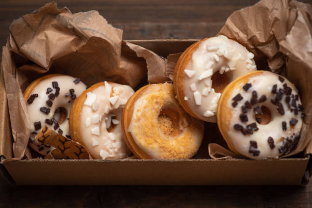 mini donut envidraçado branco em uma caixa - donut sweet food dessert snack - fotografias e filmes do acervo