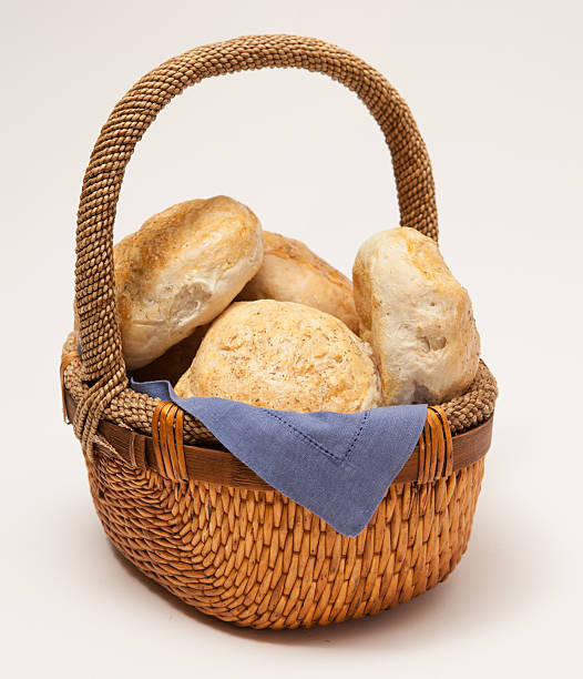 Pan en una cesta - foto de stock