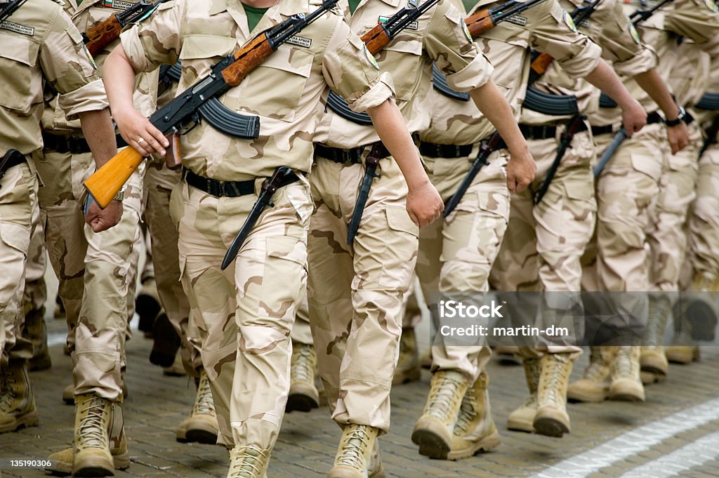 Parata militare - Foto stock royalty-free di Abbigliamento mimetico