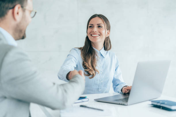 新しい契約のためのハンドシェイク - business meeting cheerful success businessman ストックフォトと画像