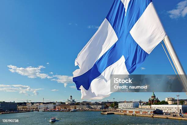 Foto de Acenando A Bandeira Finlandesa e mais fotos de stock de Finlândia - Finlândia, Bandeira, Helsínquia