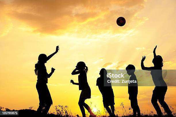 Silhouette Gruppe Von Glückliche Kinder Spielen Auf Der Wiese Sonnenuntergang S Stockfoto und mehr Bilder von Aktivitäten und Sport