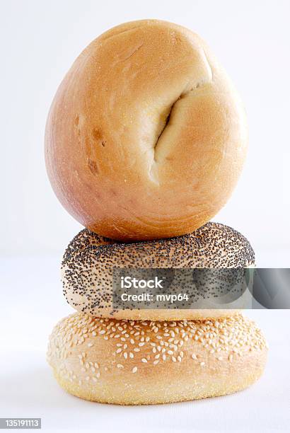 Foto de Diversos Bengals Colocada Verticalmente Contra Fundo Branco e mais fotos de stock de Bagel