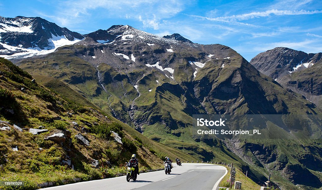 Motos sur la Mountain Road - Photo de Alpes européennes libre de droits