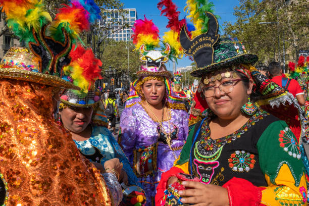 barcellona (spagna), 12 ottobre 2021: donne di nazionalità boliviana ritratte nei loro costumi tradizionali in attesa di partecipare alla sfilata per celebrare la giornata ispanica (día de la hispanidad). - indian costume foto e immagini stock