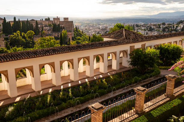 스페인 의 알함브라 데 그라나다(alhambra de granada)와 함께 제너럴피페 궁전(팔라시오 데 제너럴리프)의 관개 도랑(파티오 데 라 아세키아)의 파티오 - al andalus 뉴스 사진 이미지