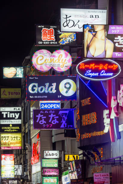 karaoké bar signes thaniya vie nocturne bangkok thaïlande - gogo bar photos et images de collection
