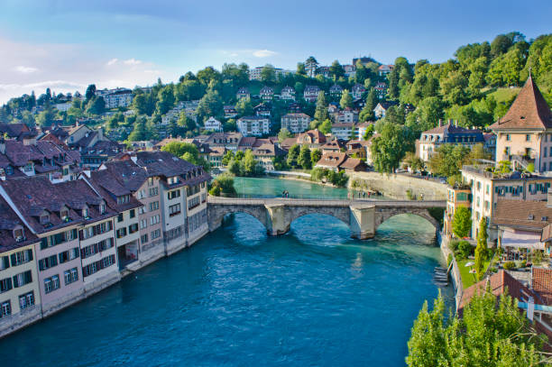 берн, вид на старый город у реки, швейцария, европа - berne switzerland europe bridge стоковые фото и изображения