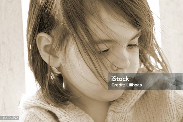 Menina Pensando Sepia - Fotografias de stock e mais imagens de Cabelo Humano - Cabelo Humano, Camisola, Capuz