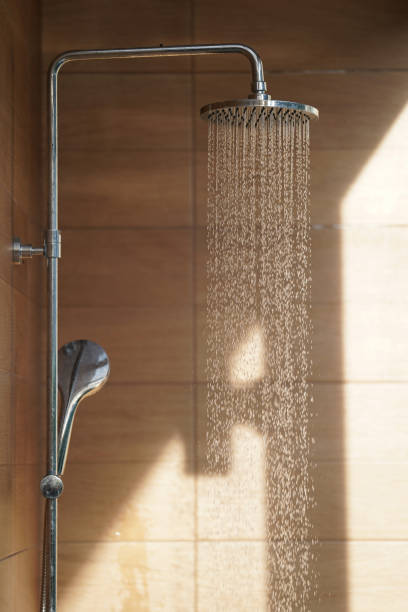 屋外シャワーは、リゾートプールに飛び込む前に、お風呂に向かい、冷たい水を体にシャワーします。 - hotel clean home interior bathroom ストックフォトと画像