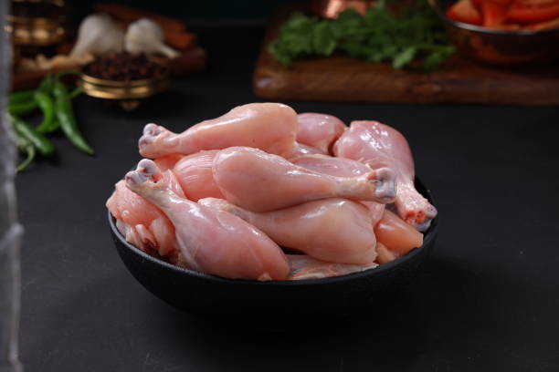 rohes hähnchen biriyani ohne haut geschnitten - onionskin stock-fotos und bilder