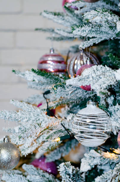 fragmento de árvore de natal decorada no fundo da parede de tijolos. foto do estúdio - christmas tree bead humor - fotografias e filmes do acervo