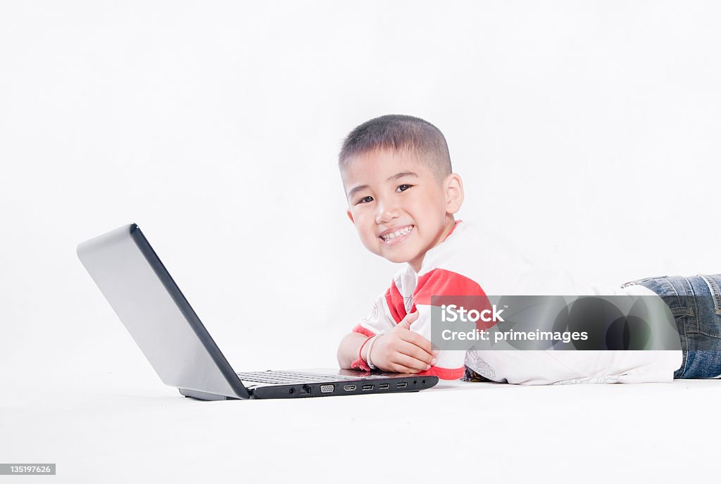 Ładny uśmiech dzieci za pomocą laptopa - Zbiór zdjęć royalty-free (Adolescencja)