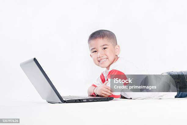 Ładny Uśmiech Dzieci Za Pomocą Laptopa - zdjęcia stockowe i więcej obrazów Adolescencja - Adolescencja, Azja, Azjaci