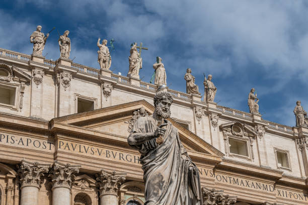 로마성 베드로 대성당 앞에서 성 베드로 사도 동상의 전경 - statue architecture st peters basilica vatican 뉴스 사진 이미지