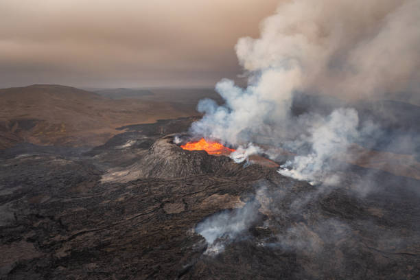 исландский вулкан фаградалсфьялл извержение вулкана - volcano erupting lava fire стоковые фото и изображения