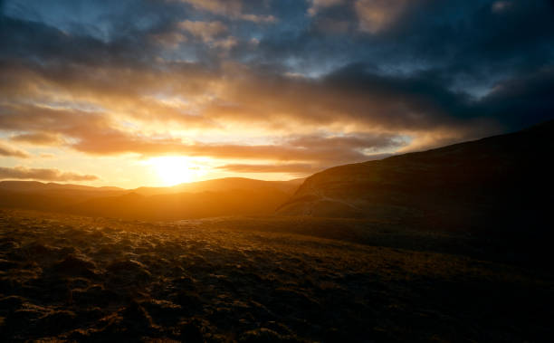 jasny pomarańczowy słoneczny zimowy wschód słońca nad borrowdale - nature rough cumbria sunlight zdjęcia i obrazy z banku zdjęć